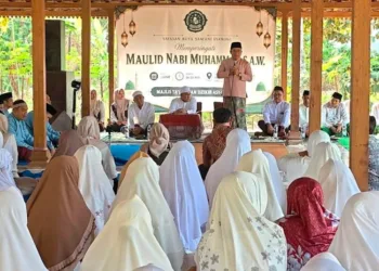 Plt Bupati Pekalongan Sukirman memberikan sambutan saat menghadiri peringatan Maulid Nabi Muhammad SAW yang digelar di Pendopo Asy-Sya’roni, Yayasan Buya Sam’ani Sya’roni, Desa Limbangan, Kecamatan Karanganyar, Kabupaten Pekalongan,Jumat, 4 September 2026 pagi. (Fahri Akbar/Lingkarjateng.id)