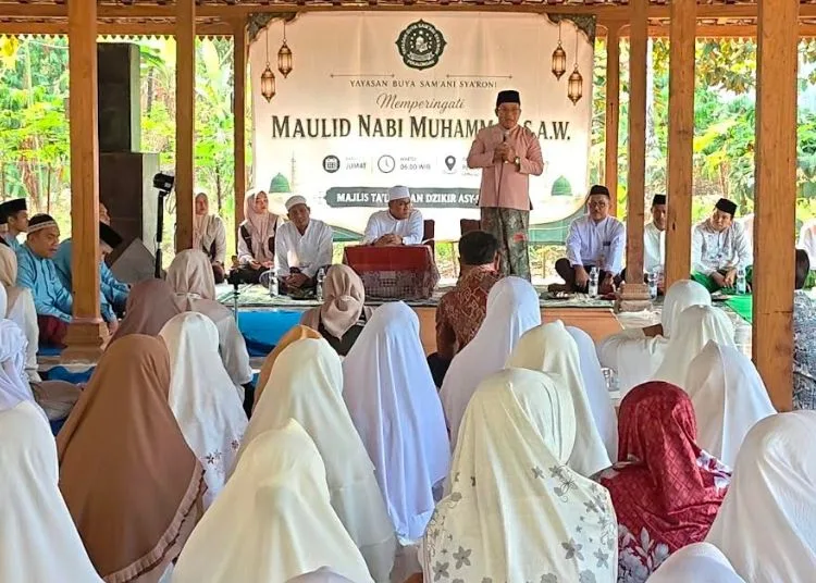 Plt Bupati Pekalongan Sukirman memberikan sambutan saat menghadiri peringatan Maulid Nabi Muhammad SAW yang digelar di Pendopo Asy-Sya’roni, Yayasan Buya Sam’ani Sya’roni, Desa Limbangan, Kecamatan Karanganyar, Kabupaten Pekalongan,Jumat, 4 September 2026 pagi. (Fahri Akbar/Lingkarjateng.id)
