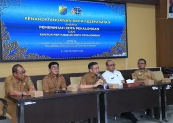 Wali Kota Pekalongan Achmad Afzan Arslan Djunaid menyampaikan sambutan dalam acara Penandatanganan Nota Kesepakatan antara Pemerintah Kota Pekalongan dan Kantor Pertanahan Kota Pekalongan di Ruang Buketan Setda Kota Pekalongan, Senin, 21 September 2026. (Fahri Akbar/Lingkarjateng.id)