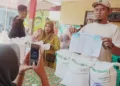 Warga Kota Pekalongan menerima bantuan sosial berupa beras dalam kegiatan penyaluran bantuan beberapa waktu lalu. (Fahri Akbar/Lingkarjateng.id)