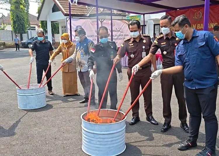 Kejaksaan Negeri Kabupaten Pekalongan memusnahkan barang bukti dari 22 perkara yang telah berkekuatan hukum tetap (inkracht) dalam kegiatan di Kejari Kabupaten Pekalongan, Selasa, 29 September 2026. (Fahri Akbar/Lingkarjateng.id)