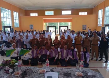 Wakil Wali Kota Pekalongan Balgis Diab foto bersama peserta Pelatihan Berbasis Kompetensi Tahap 2, Senin, 28 September 2026. (Fahri Akbar/Lingkarjateng.id)