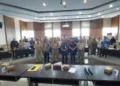 Perwakilan Pemkot Pekalongan bersama Kejaksaan Negeri Kota Pekalongan dan pihak terkait berfoto bersama usai kick off meeting Forum Kolaborasi Lintas Sektoral Penanganan PSU Perumahan atau Kolase-PSU di Ruang Buketan, Setda Kota Pekalongan, Selasa, 29 September 2026. (Fahri Akbar/Lingkarjateng.id)