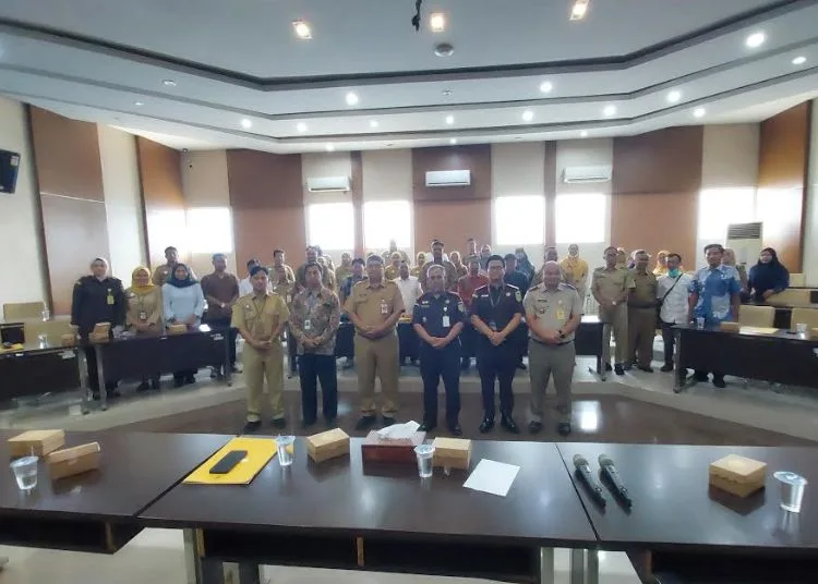 Perwakilan Pemkot Pekalongan bersama Kejaksaan Negeri Kota Pekalongan dan pihak terkait berfoto bersama usai kick off meeting Forum Kolaborasi Lintas Sektoral Penanganan PSU Perumahan atau Kolase-PSU di Ruang Buketan, Setda Kota Pekalongan, Selasa, 29 September 2026. (Fahri Akbar/Lingkarjateng.id)