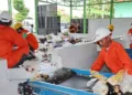 Aktivitas pengelolaan sampah di Tempat Pengolahan Sampah Terpadu (TPST) Kota Pekalongan sebagai bagian dari upaya Pemkot Pekalongan mengurangi volume sampah yang masuk ke TPA Degayu. (Fahri Akbar/Lingkarjateng.id)