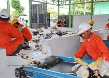 Aktivitas pengelolaan sampah di Tempat Pengolahan Sampah Terpadu (TPST) Kota Pekalongan sebagai bagian dari upaya Pemkot Pekalongan mengurangi volume sampah yang masuk ke TPA Degayu. (Fahri Akbar/Lingkarjateng.id)