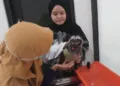 Warga membawa binatang peliharaannya untuk mendapatkan pemeriksaan dan vaksin rabies gratis di Puskeswan Kertoharjo, Kota Pekalongan, Senin, 28 September 2026. Kegiatan ini digelar Dinperpa Kota Pekalongan dalam rangka memperingati Hari Rabies Sedunia sekaligus Bulan Bakti Peternakan dan Kesehatan Hewan ke-190 Tahun 2026. (Fahri Akbar/Lingkarjateng.id)