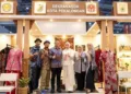 Wali Kota Pekalongan Achmad Afzan Arslan Djunaid bersama Ketua Dekranasda Kota Pekalongan Inggit Soraya berfoto bersama saat menghadiri Kriyanusa 2026 di Hall B JICC, Jakarta, Senin, 28 September 2026. (Dok. Kominfo Kota Pekalongan/Lingkarjateng.id)