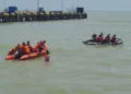 Sejumlah relawan mengikuti simulasi pencarian, pertolongan, dan evakuasi korban kecelakaan laut melalui pelatihan water rescue yang digelar BPBD Kabupaten Rembang. (Vicky Rio/Lingkarjateng.id)