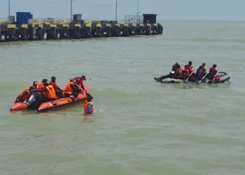 Sejumlah relawan mengikuti simulasi pencarian, pertolongan, dan evakuasi korban kecelakaan laut melalui pelatihan water rescue yang digelar BPBD Kabupaten Rembang. (Vicky Rio/Lingkarjateng.id)