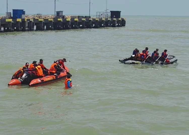 Sejumlah relawan mengikuti simulasi pencarian, pertolongan, dan evakuasi korban kecelakaan laut melalui pelatihan water rescue yang digelar BPBD Kabupaten Rembang. (Vicky Rio/Lingkarjateng.id)