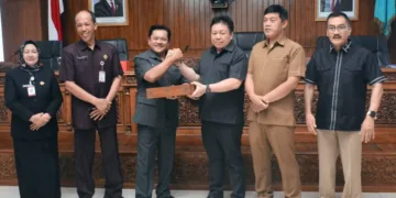 Wali Kota Salatiga, Robby Hernawan, saat menyampaikan Pengantar Nota Keuangan Rancangan Perubahan APBD Kota Salatiga Tahun Anggaran 2026 dalam rapat paripurna DPRD Kota Salatiga, Jumat, 4 September 2026. (Prokompim Setda Salatiga/Lingkarjateng.id)
