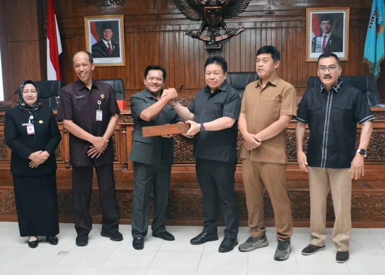 Wali Kota Salatiga, Robby Hernawan, saat menyampaikan Pengantar Nota Keuangan Rancangan Perubahan APBD Kota Salatiga Tahun Anggaran 2026 dalam rapat paripurna DPRD Kota Salatiga, Jumat, 4 September 2026. (Prokompim Setda Salatiga/Lingkarjateng.id)