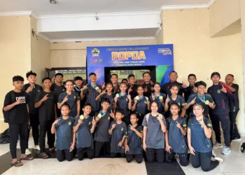 Atlet karate Kabupaten Jepara meraih sembilan medali emas di ajang POPDA Jateng 2026 di Kota Semarang. (Tomi Budianto/Lingkarjateng.id)