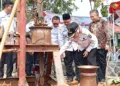 Bupati Kendal, Dyah Kartika Permanasari, melakukan ground breaking pembangunan sumur bor di Dusun Krajan, Desa Tambahsari, Kecamatan Limbangan, Rabu, 9 September 2026. (Anik Kustiani/Lingkarjateng.id)
