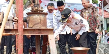 Bupati Kendal, Dyah Kartika Permanasari, melakukan ground breaking pembangunan sumur bor di Dusun Krajan, Desa Tambahsari, Kecamatan Limbangan, Rabu, 9 September 2026. (Anik Kustiani/Lingkarjateng.id)