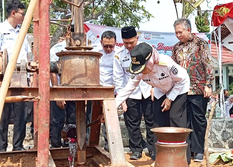 Bupati Kendal, Dyah Kartika Permanasari, melakukan ground breaking pembangunan sumur bor di Dusun Krajan, Desa Tambahsari, Kecamatan Limbangan, Rabu, 9 September 2026. (Anik Kustiani/Lingkarjateng.id)