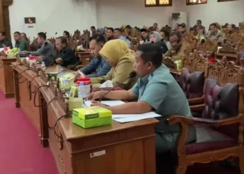 Ketua Komisi D DPRD Pati, Teguh Bandang Waluyo, menghadiri rapat paripurna di gedung dewan setempat. (Dok. For Lingkarjateng.id)