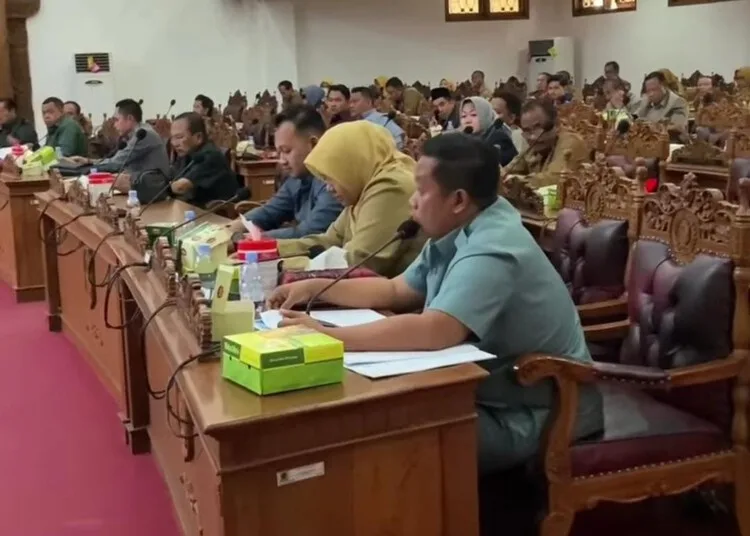 Ketua Komisi D DPRD Pati, Teguh Bandang Waluyo, menghadiri rapat paripurna di gedung dewan setempat. (Dok. For Lingkarjateng.id)
