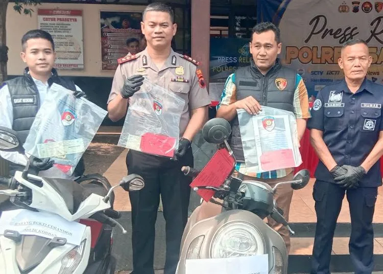 Kapolres Salatiga AKBP Jonathan David Harianthono menunjukkan barang bukti motor kasus pencurian di Mapolres, Senin, 28 September 2026. (Angga Rosa/Lingkarjateng.id)