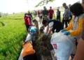 Sejumlah personel TNI dan jajaran Pemkot Salatiga membersihkan sampah yang menyumbat saluran irigasi di Kelurahan Kutowinangun Lor, Kecamatan Tingkir, belum lama ini. (Dok.Prokompim Setda Salatiga/Lingkarjateng.id)