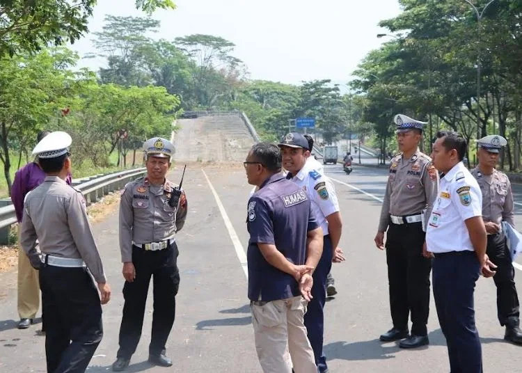 Tim Blackspot Therapy Polda Jawa Tengah bersama Satlantas Polres Salatiga saat meninjau jalur penyelamat di JLS, Selasa, 1 Agustus 2026. (Dok.Humas Polres Salatiga/Lingkarjateng.id)