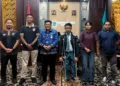 Wali Kota Salatiga Robby Hernawan foto bersama dengan sejumlah atlet disabilitas berprestasi di ruang kerjanya, belum lama ini. (Dok.Prokompim Setda Salatiga/Lingkarjateng.id)