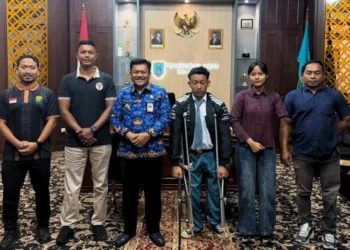 Wali Kota Salatiga Robby Hernawan foto bersama dengan sejumlah atlet disabilitas berprestasi di ruang kerjanya, belum lama ini. (Dok.Prokompim Setda Salatiga/Lingkarjateng.id)