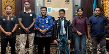 Wali Kota Salatiga Robby Hernawan foto bersama dengan sejumlah atlet disabilitas berprestasi di ruang kerjanya, belum lama ini. (Dok.Prokompim Setda Salatiga/Lingkarjateng.id)