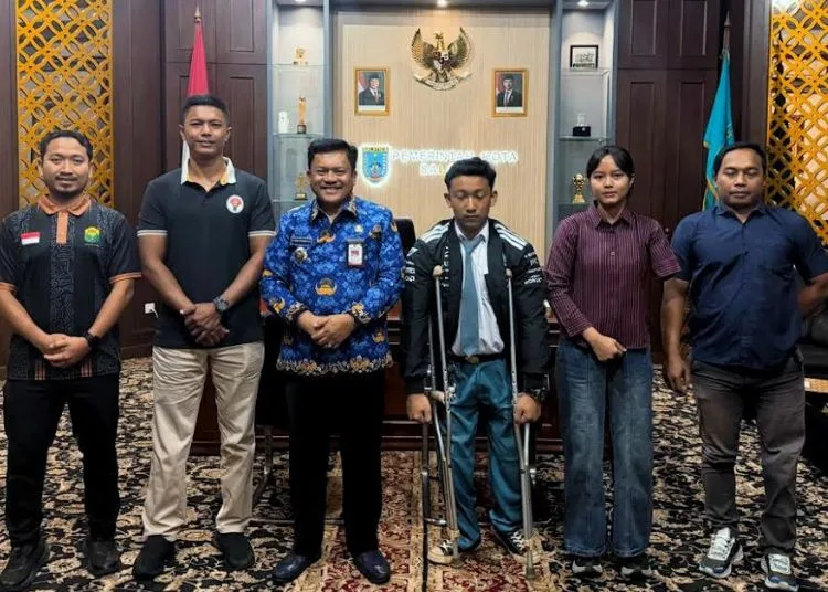 Wali Kota Salatiga Robby Hernawan foto bersama dengan sejumlah atlet disabilitas berprestasi di ruang kerjanya, belum lama ini. (Dok.Prokompim Setda Salatiga/Lingkarjateng.id)
