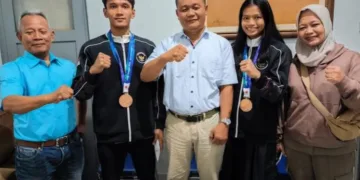 Thania Kusumaningtyas dan Bintang Reindra Nada Guitara foto bersama dengan pengurus KONI Salatiga, Rabu, 30 September 2026. (Dok.KONI Salatiga/Lingkarjateng.id)