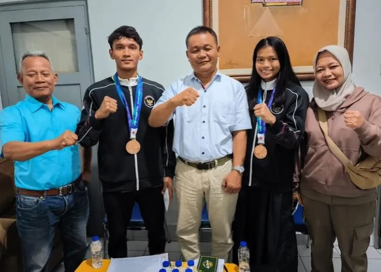 Thania Kusumaningtyas dan Bintang Reindra Nada Guitara foto bersama dengan pengurus KONI Salatiga, Rabu, 30 September 2026. (Dok.KONI Salatiga/Lingkarjateng.id)