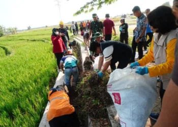 Sejumlah personel TNI dan jajaran Pemkot Salatiga membersihkan sampah yang menyumbat saluran irigasi di Kelurahan Kutowinangun Lor, Kecamatan Tingkir, belum lama ini. (Dok.Prokompim Setda Salatiga/Lingkarjateng.id)