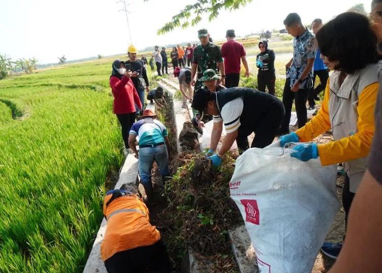Sejumlah personel TNI dan jajaran Pemkot Salatiga membersihkan sampah yang menyumbat saluran irigasi di Kelurahan Kutowinangun Lor, Kecamatan Tingkir, belum lama ini. (Dok.Prokompim Setda Salatiga/Lingkarjateng.id)