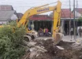 Pemerintah Kabupaten Demak mengerahkan bantuan alat berat untuk menertibkan bangunan yang berdiri di kawasan Sungai Tuntang, Selasa, 27 Oktober 2026. (Ahmad Abror/Lingkarjateng.id)