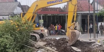 Pemerintah Kabupaten Demak mengerahkan bantuan alat berat untuk menertibkan bangunan yang berdiri di kawasan Sungai Tuntang, Selasa, 27 Oktober 2026. (Ahmad Abror/Lingkarjateng.id)