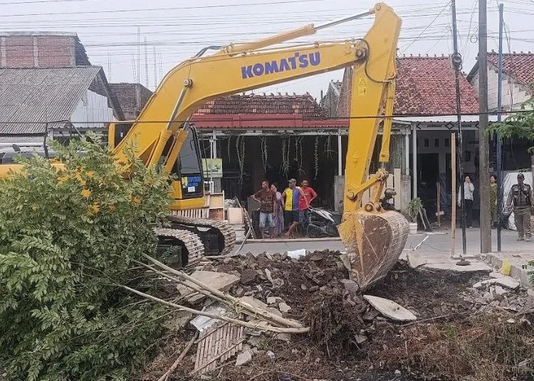Pemerintah Kabupaten Demak mengerahkan bantuan alat berat untuk menertibkan bangunan yang berdiri di kawasan Sungai Tuntang, Selasa, 27 Oktober 2026. (Ahmad Abror/Lingkarjateng.id)