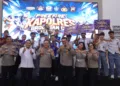Kapolres Grobogan AKBP Endhi Pratama bersama Tim SKANSA dari SMK Negeri 1 Wirosari dalam turnamen e-sport Free Fire Kapolres Grobogan Cup 2026 Season II yang digelar di Aula Jananuraga Mapolres Grobogan, Kamis (1/10/2026).Foto : Lingkar Network/Abror