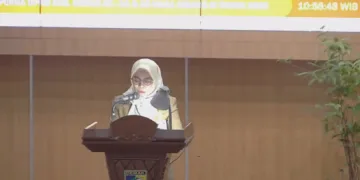 Bupati Demak Eisti’anah saat menjawab pandangan fraksi dalam rapat paripurna DPRD Kabupaten Demak, Senin (5/10). Foto : Dok. Humas Pemkab Demak/Lingkar