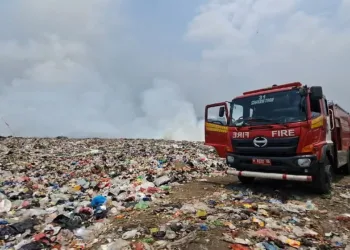 Kondisi TPA Jatibarang yang masih diselimuti asap tebal kebakaran pada Kamis (1/10). Foto : Lingkar Network/Syahril