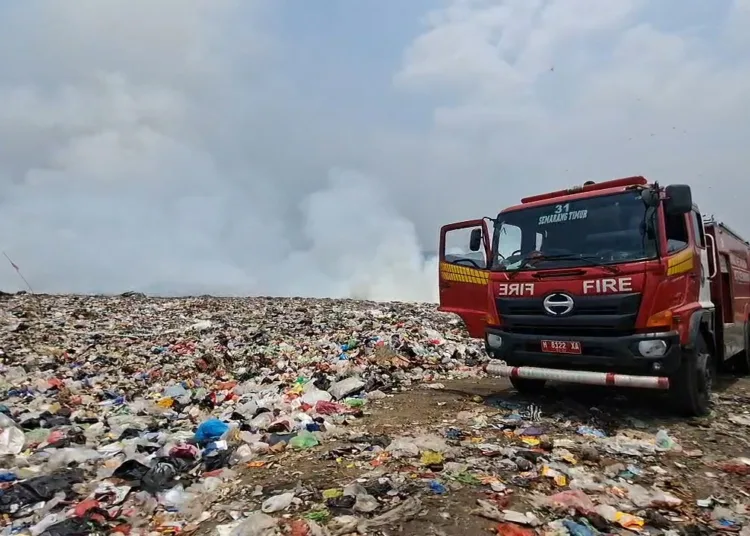Kondisi TPA Jatibarang yang masih diselimuti asap tebal kebakaran pada Kamis (1/10). Foto : Lingkar Network/Syahril