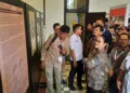 Wali Kota Semarang Agustina Wilujeng saat meninjau pameran foto sejarah Pertempuran Lima Hari di Semarang. Foto : Lingkar Network/Syahril