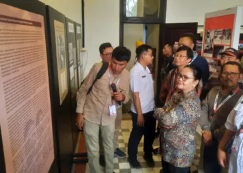 Wali Kota Semarang Agustina Wilujeng saat meninjau pameran foto sejarah Pertempuran Lima Hari di Semarang. Foto : Lingkar Network/Syahril