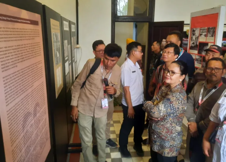 Wali Kota Semarang Agustina Wilujeng saat meninjau pameran foto sejarah Pertempuran Lima Hari di Semarang. Foto : Lingkar Network/Syahril