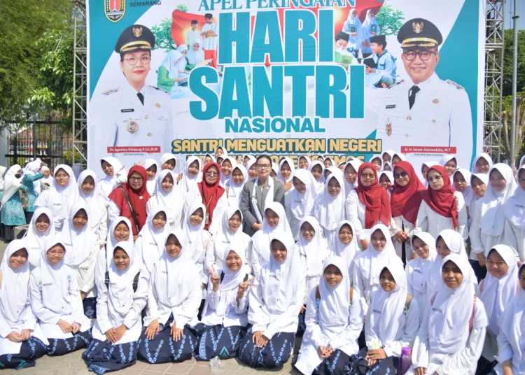 Wali Kota Agustina bersama pengurus Forum Fasilitasi Pengembangan Pesantren Kota Semarang masa bakti 2026–2031 di Halaman Balai Kota Semarang, Kamis (22/10/2026). Foto: Dok.Pemkot Semarang for Lingkar