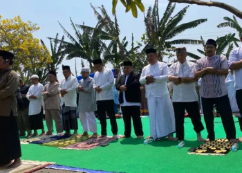 Suasana salat istisqa di Alun-alun Panjangan, Kecamatan Semarang Barat, Kota Semarang, Minggu (4/9/2026). Foto : Lingkar Network/Rizky