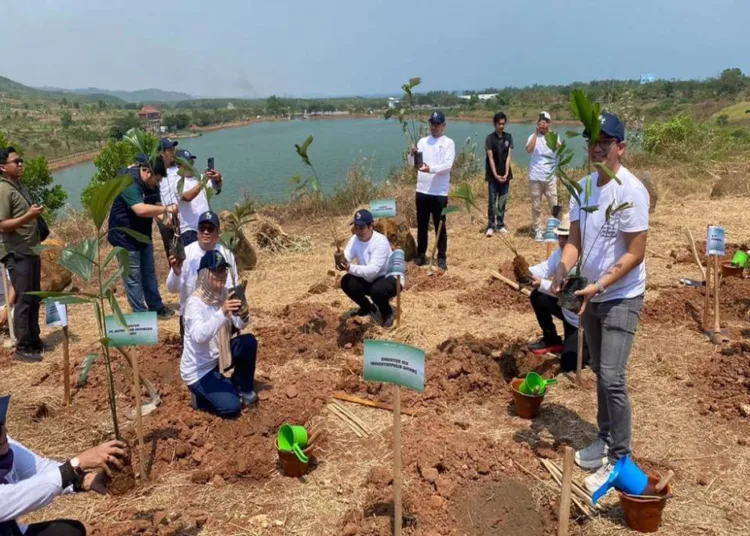 Penanaman 2.500 Pohon Aren di Industropolis Batang, Jaga Ekosistem Hijau. Foto :Dok.Pemkab Batang/Lingkar