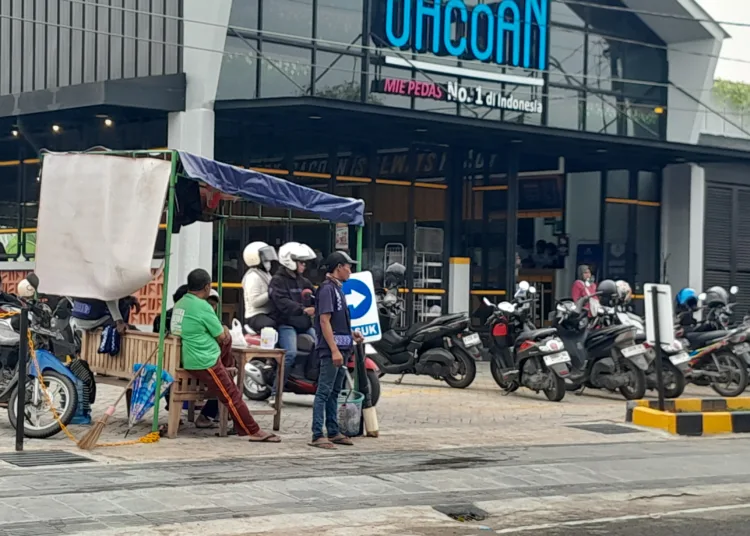 Salah satu outlet yang terkena kewajiban pembayaran pajak restoran. Foto : Eko Wicaksono/Lingkar