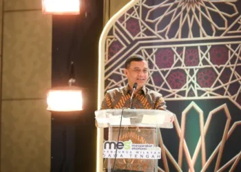 Gubernur Jawa Tengah, Ahmad Luthfi, menyampaikan sambutan saat menghadiri pelantikan Pengurus Wilayah Masyarakat Ekonomi Syariah (MES) Jateng periode 2026–2031 pada Jumat, 2 Oktober 2026. (Humas Pemprov Jateng)