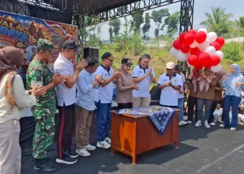 KENDAL, Lingkarjateng.id – Bupati Kendal Dyah Kartika Permanasari meresmikan sumur bor bantuan Corporate Social Responsibility (CSR) PT Arlisco Elektrika Perkasa di Dusun Krajan, Desa Tambahsari, Kecamatan Limbangan, Sabtu, 10 Oktober 2026. (Dok for Lingkarjateng.id)